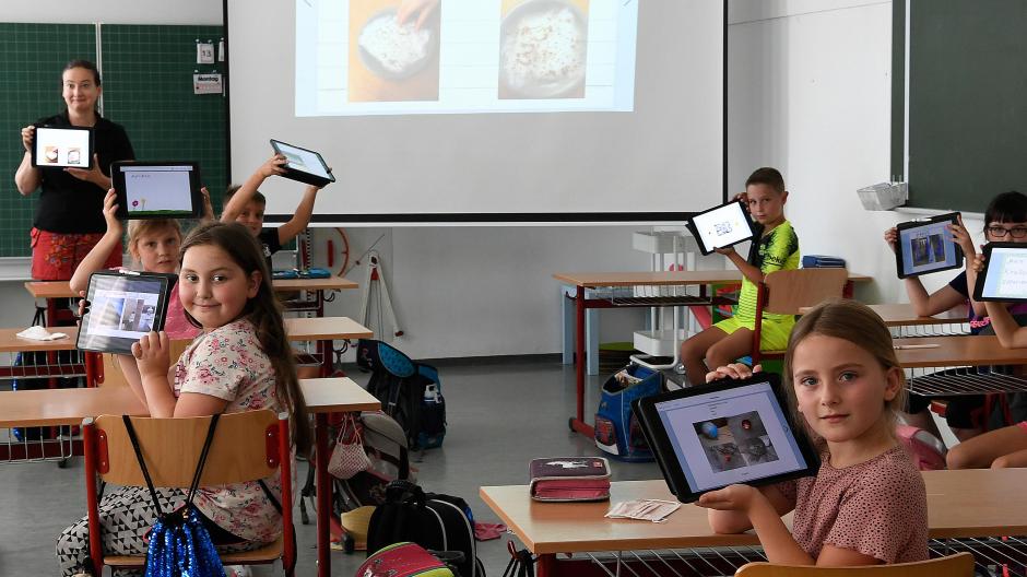 Kinder im Klassenraum mit Tablets