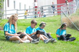 Jettingen- Scheppach Kinder mit Tablets draußen